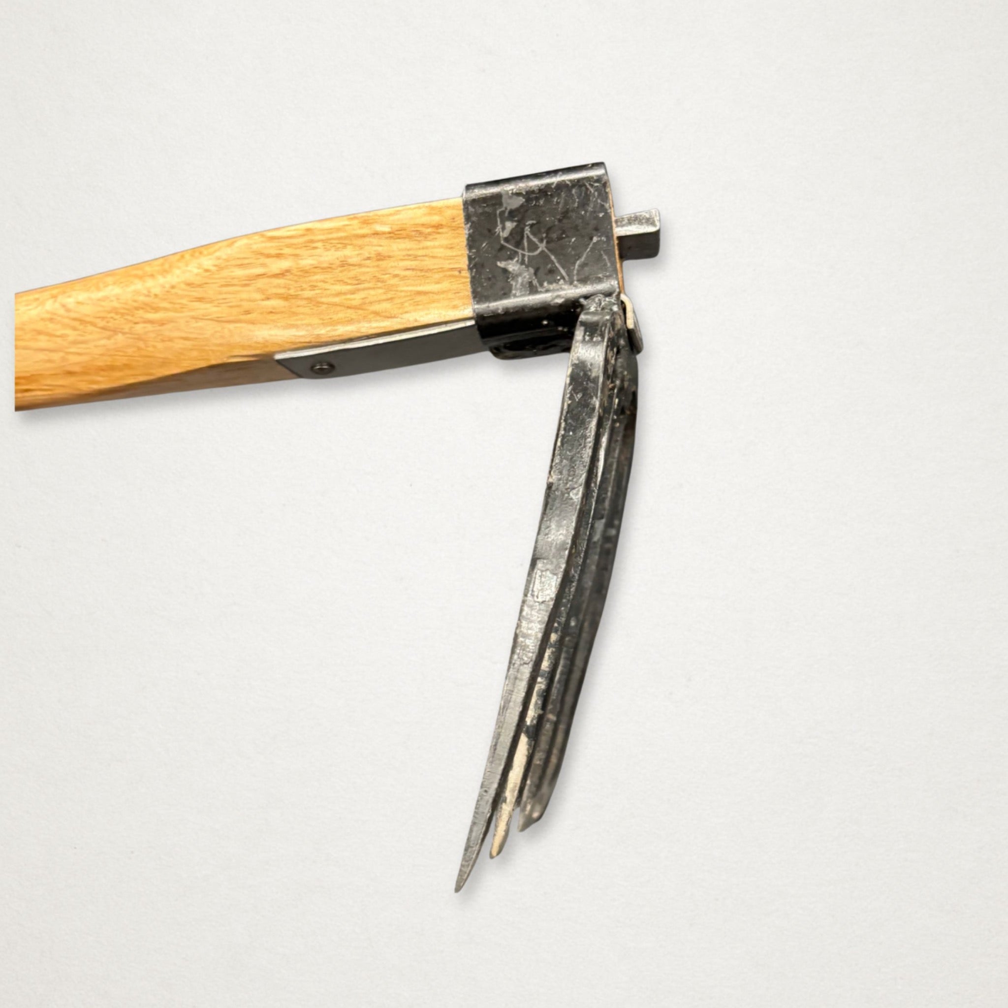 Azui No.101 Japanese hand cultivator head and handle fixing detail