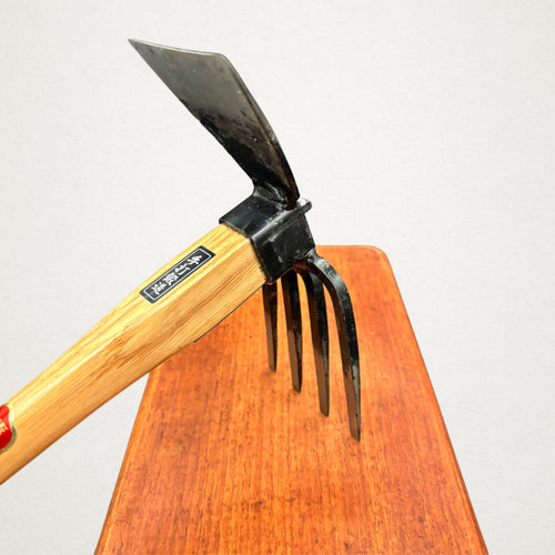 Azui No.102 Japanese Ika-Gata hand hoe close-up showing four forged tines and flat blade