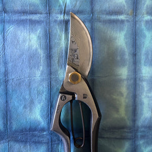 Close-up of Tobisho Damascus blade pattern and engraving – Type-A Yasugi Blue Steel secateurs 200mm