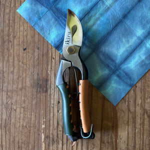 Ikiru secateurs front view against washi paper – centered shot of full tool with closed blades and leather-wrapped handles.