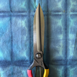 Tobisho Topiary Clippers 270mm – straight blade topiary clippers closed, front profile view on indigo washi paper