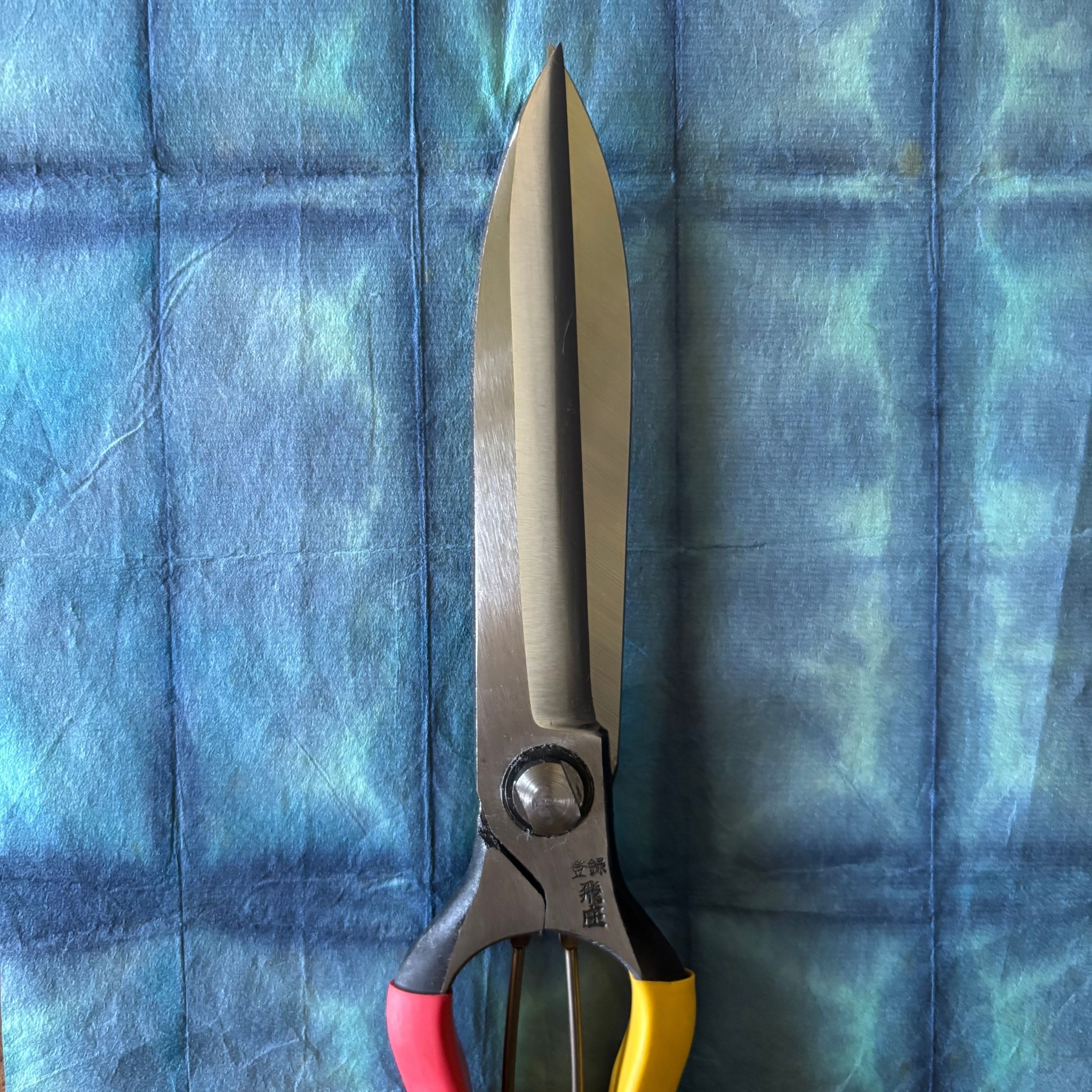 Tobisho Topiary Clippers 270mm – straight blade topiary clippers closed, front profile view on indigo washi paper