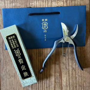 Tobisho Classic Type-A 200 mm pruning shears beside gift box and bag, shown closed on wooden surface