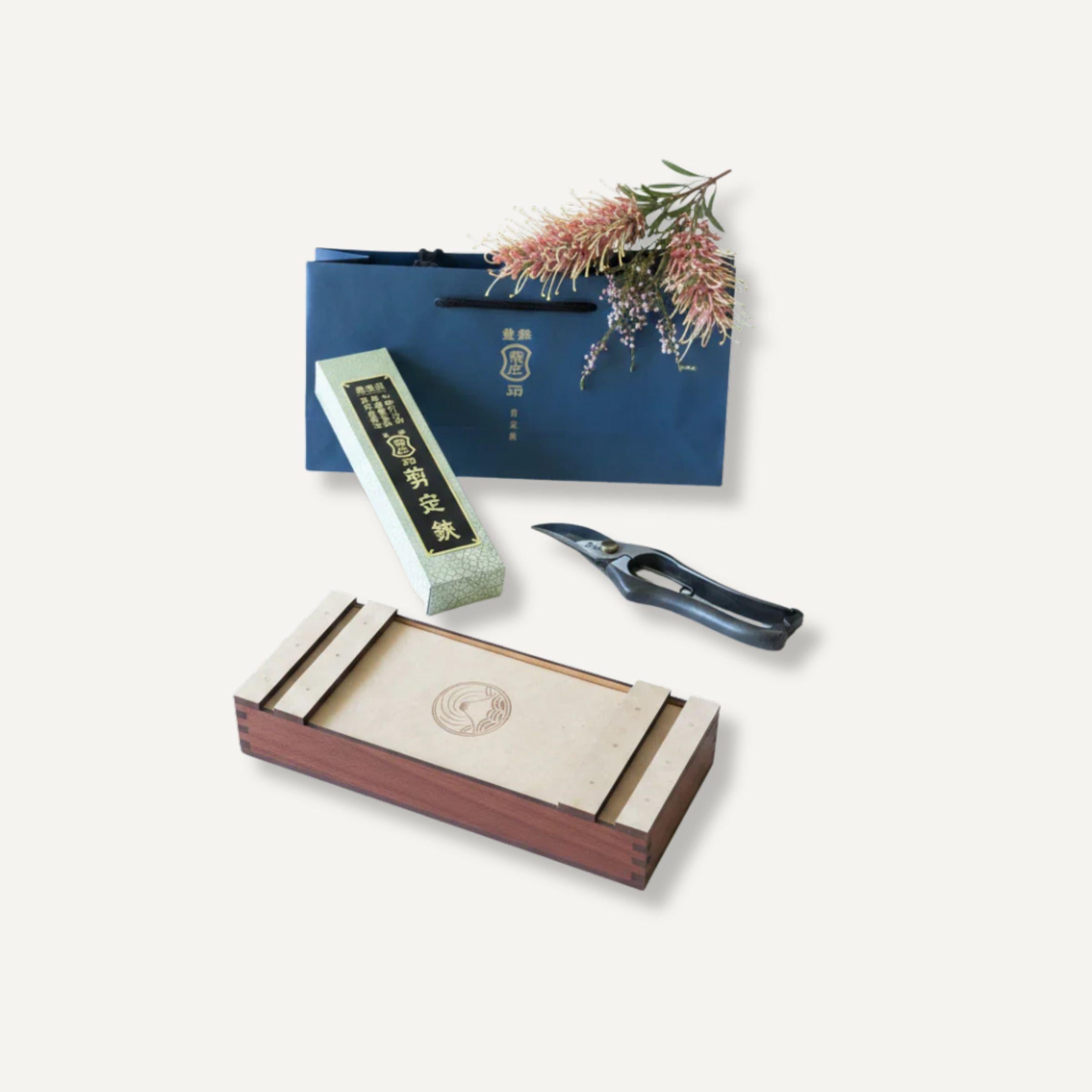 Tobisho Pruning shear maintenance bundle with native flowers on a white background.