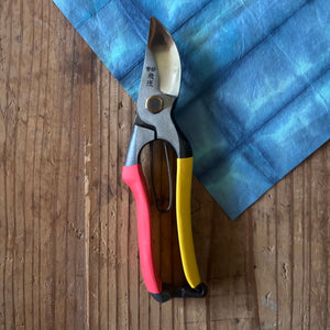Tobisho SR-1 pruning shears closed, placed on indigo-dyed washi paper background