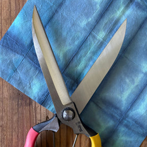 Tobisho Topiary Clippers 270mm – straight blade topiary clippers open, showing dual cutting edges on washi paper background