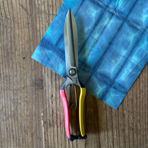 Tobisho Topiary Clippers 270mm – straight blade topiary clippers closed on indigo washi paper background