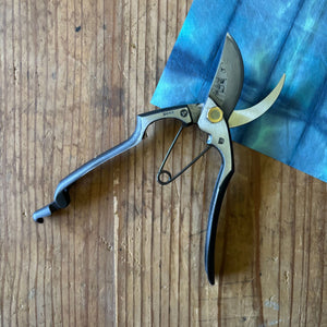 Tobisho Type-A 200mm Damascus secateurs open – Japanese pruning shears in Yasugi Blue Steel