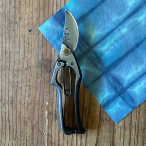 Tobisho Type-A Japanese secateurs in Yasugi Blue Steel on washi paper – brazed Damascus pruning shears 200mm