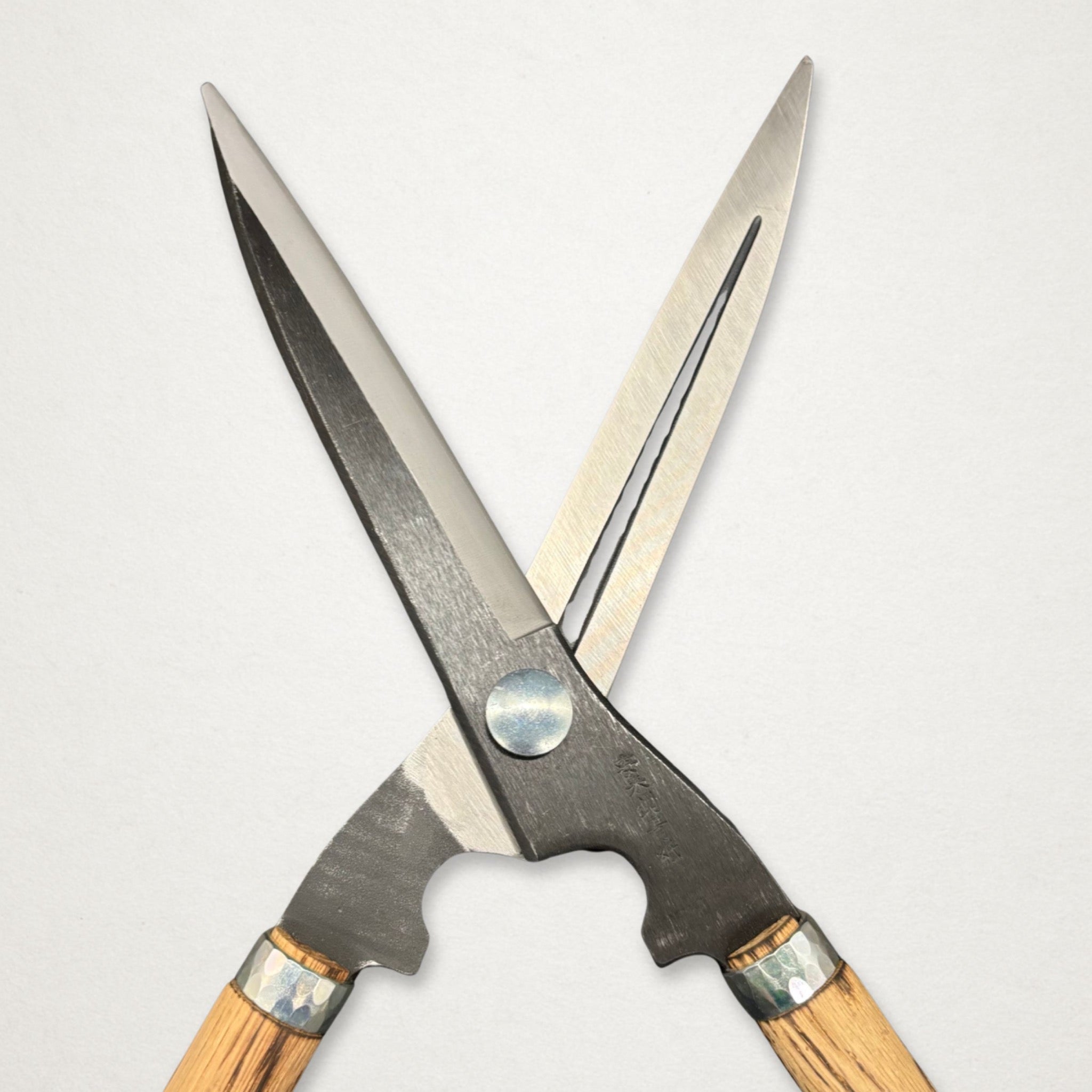 Blade detail of Yoshioka Masamune 210mm Japanese hedge shears for pruning hedges, shrubs and topiary