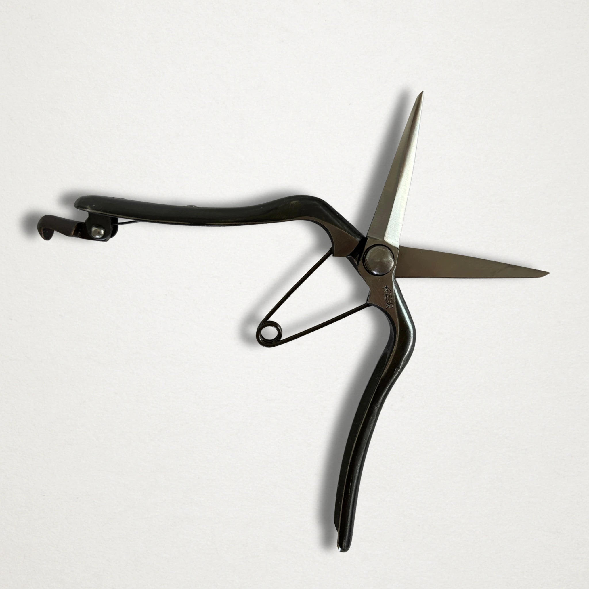 Hon Norimitsu budding shears open, showing long fine pruning blades